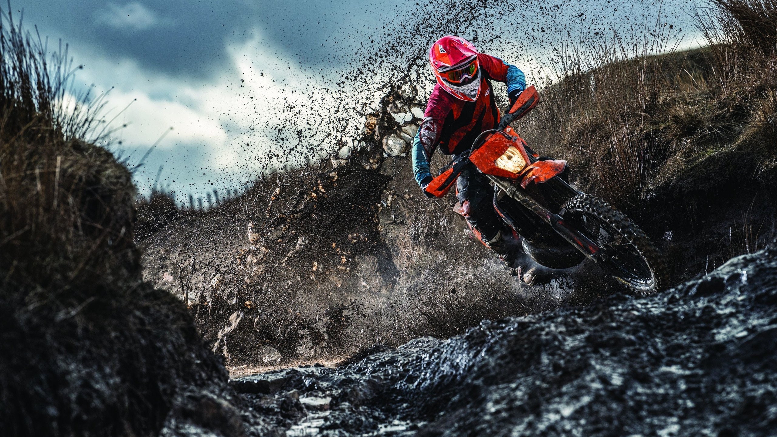 米兰体育登录入口官网-体育评论员观点分歧引发媒体热议与讨论，体育评论员文章的作用